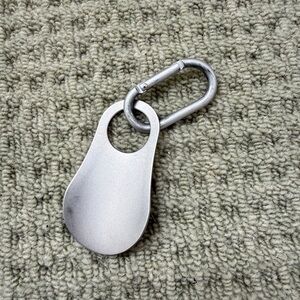 Tiny travel portable shoehorn Muji
With Keychain Clip